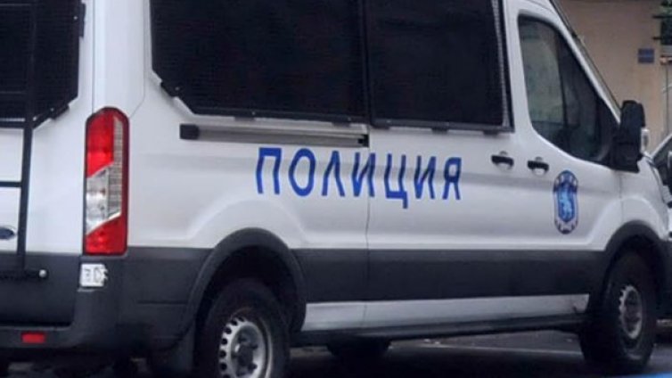 Намериха обирджиите на бабата с петте лева, сред тях – внукът й