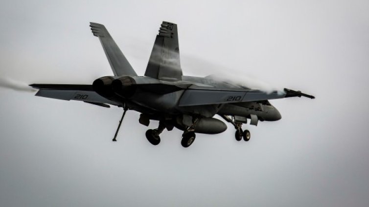 Американски F/A-18E Super Hornet се разби в пустиня