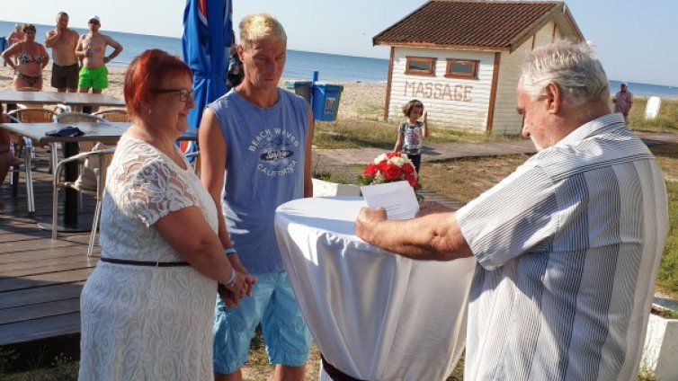 Силке и Свен подновиха клетвите си на плажа в Албена