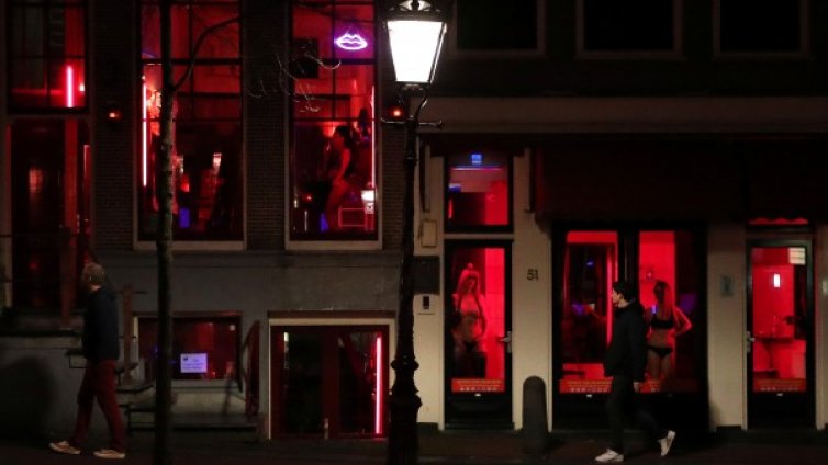 Проститутките си искат Квартала на червените фенери, с още витрини