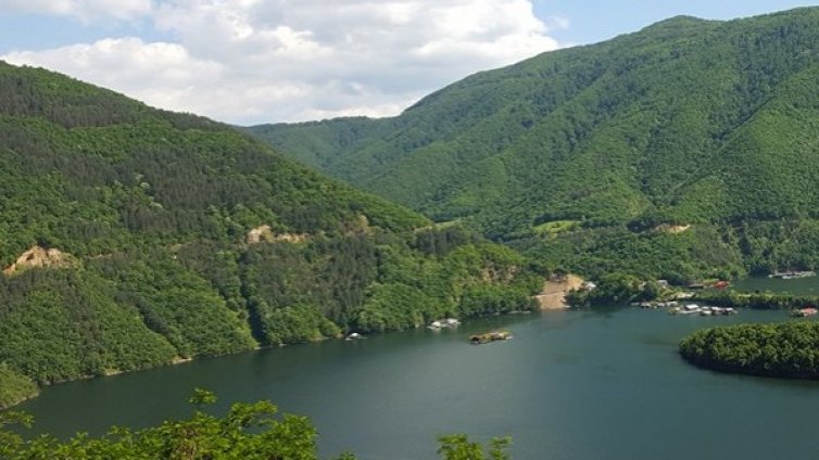 На косъм: Спасиха две момченца от удавяне в река Въча