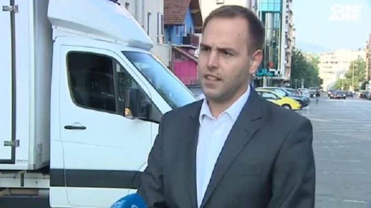 Свада на паркинг: Охранители с джип запушиха кола, не мърдат &ndash; пушели