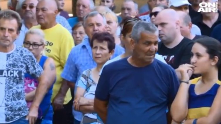 Борисов и Танева на крака в Пазарджик, там протестират