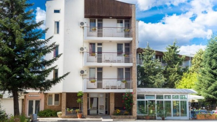 Глезим ли се като депутати? Кой почива в базите на властта?