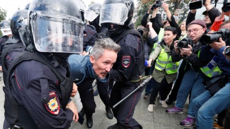 Още 194 души задържани при протести в Москва 