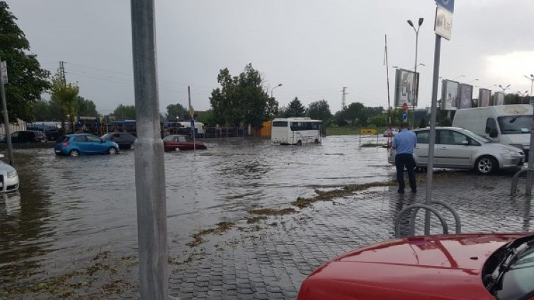 Буря и град в Кърджали, улиците - наводнени 