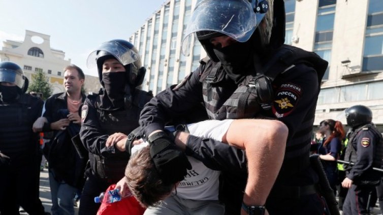 Над 800 души в ареста след вчерашния протест в Москва