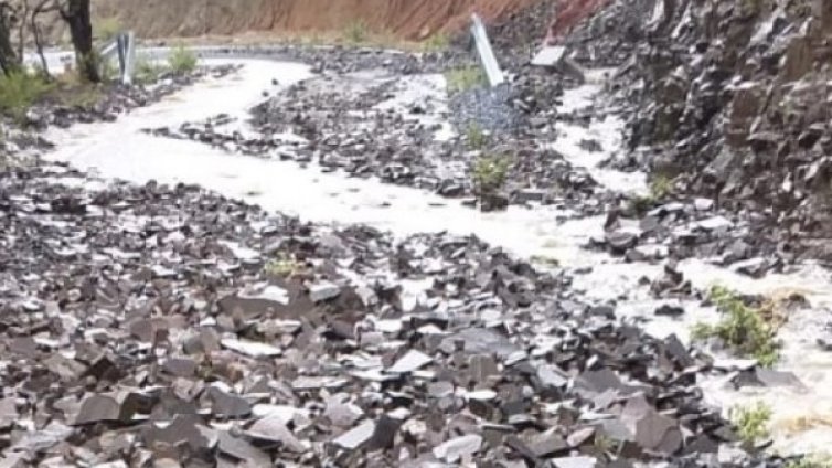 Свлачище, 25 души блокирани... Ще се търси отговорност