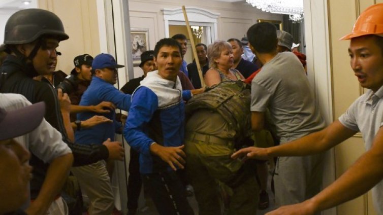 Хиляди бранят бивш президент на Киргизстан от силите на реда