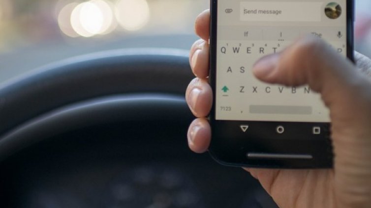 Все по-често гледаме телефона зад волана &ndash; сякаш караме със завързани очи!