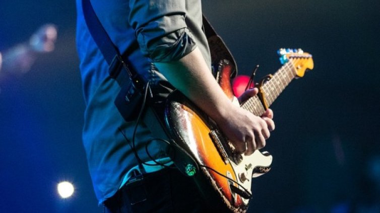 29-годишен почина след токов удар от електрическа китара 