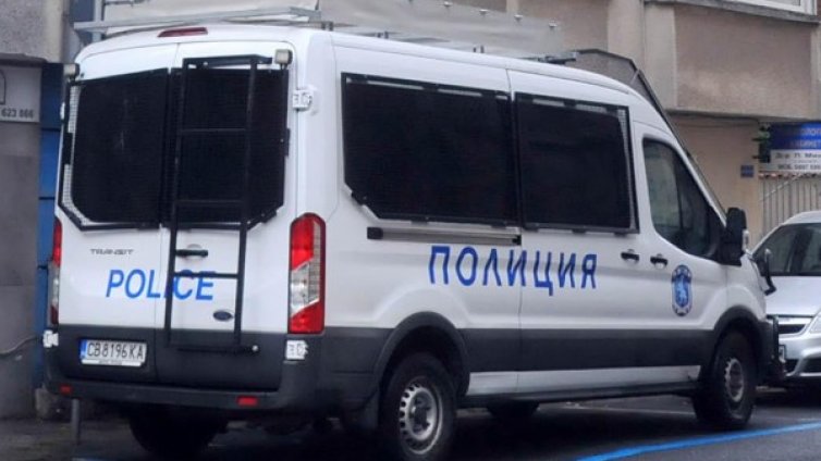 Удар! 100 кг дрога и автомати в склад в София, подозират Радо Ланеца