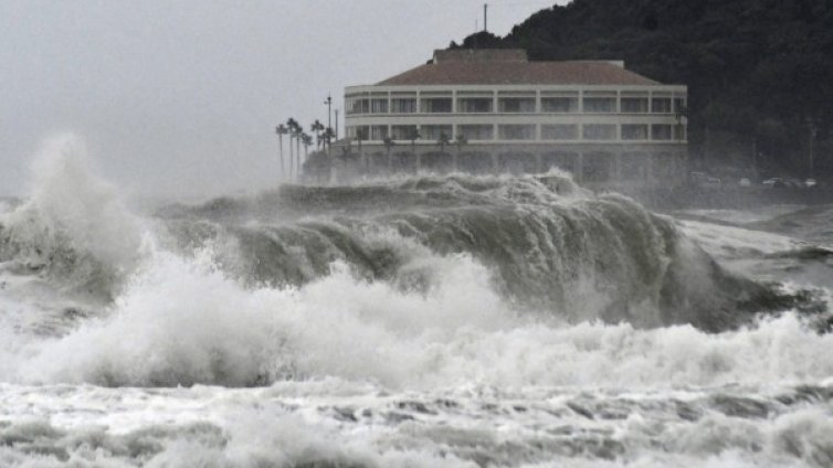 Стотици хиляди в Япония трябва да се евакуират заради тайфун