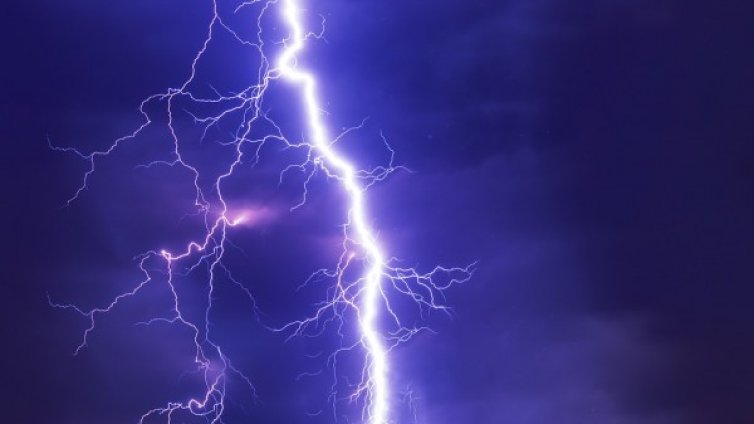 Мълния подпали къща в родопско село