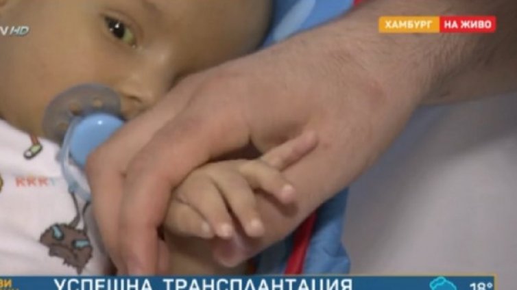 Германски лекари присадиха черен дроб на бебе Алекс