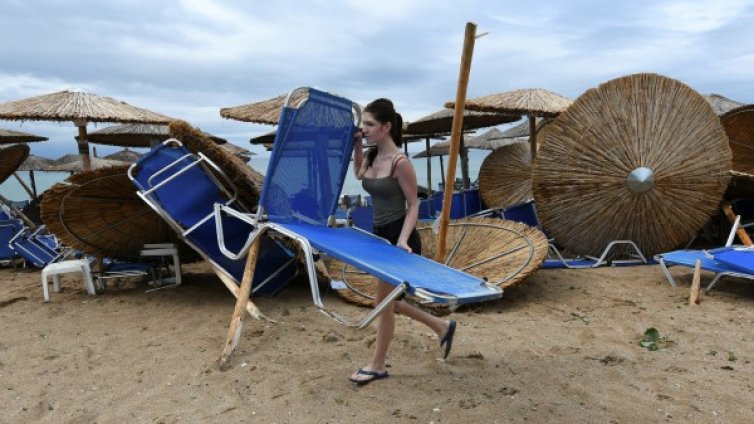 Сложиха табели за опасност от цунами в Гърция, хотелиерите недоволни 