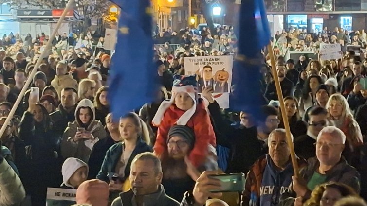 Площадите в цялата страна се изпълниха с протестиращи