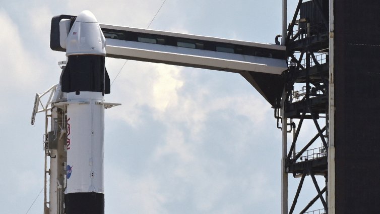 Космическият кораб Dragon с четиричленен екипаж пое към Земята