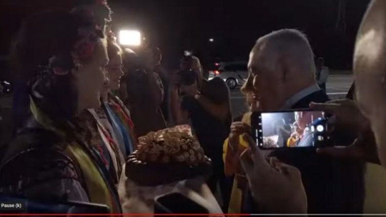 Скандал: Посрещнаха жената на Нетаняху с хляб, тя го хвърли на земята