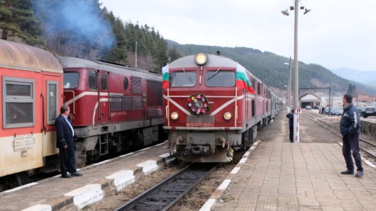 Спират теснолинейката на 22 август 