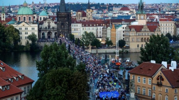 Хиляди на протест в Прага срещу президента и премиера