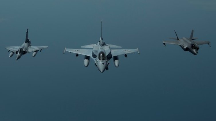 Три турски F-16 навлязоха в небето над Гърция