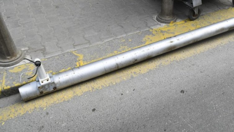 Кола се заби в стълб, половин град остана без ток