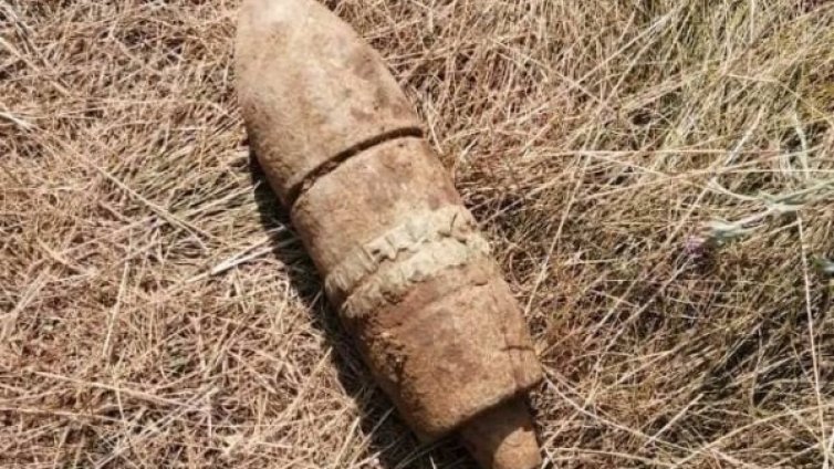Военнослужещи обезвреждат стари снаряди