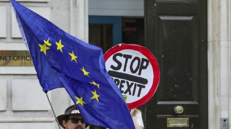 Brexit без сделка оставя Великобритания "под игото на Тръмп"