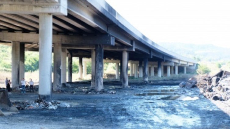 Под мостовете на магистралите - сено, боклуци, че и крави