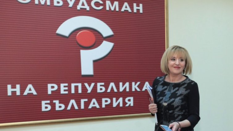 Манолова се отчете: 122 000 граждани търсили омбудсмана