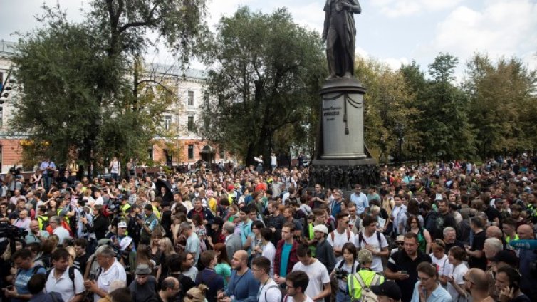Хиляди хора участваха в протест в Москва