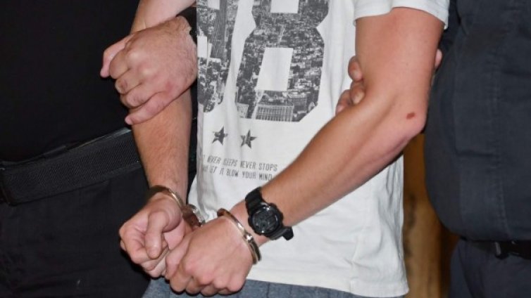 15 дни арест за младеж &ndash; псувал полицаи във Facebook