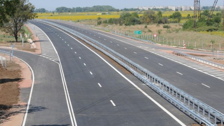 Спират камионите в пиковите часове по автомагистралите 