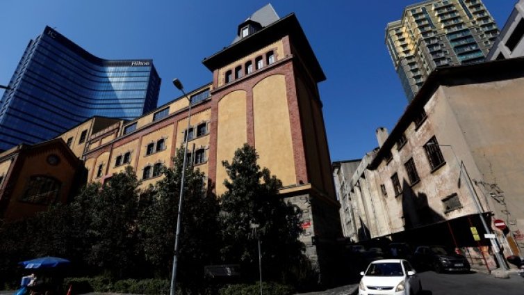 Джамия на мястото на историческа бирена фабрика в Истанбул