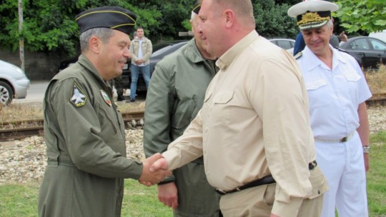 Волен с "поезия" към Каракачанов: Дупето ми е незабележимо до твоето