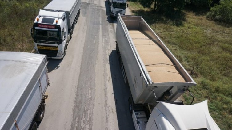 Спират камионите над 12 т по магистралите утре