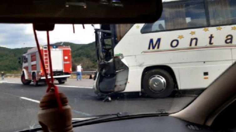 Автобус се удари в ТИР, има пострадали 