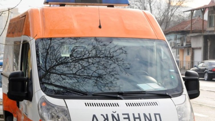 Двама са с опасност за живота след тежка катастрофа