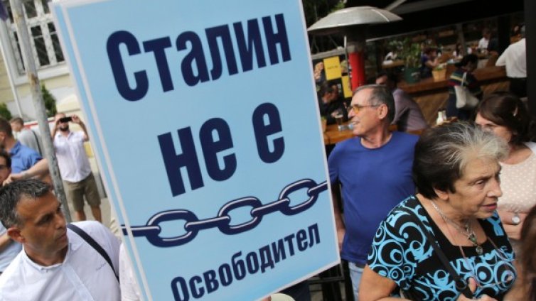 Напрежение по оста Москва-София: Гебрев, изложба, шпиони...