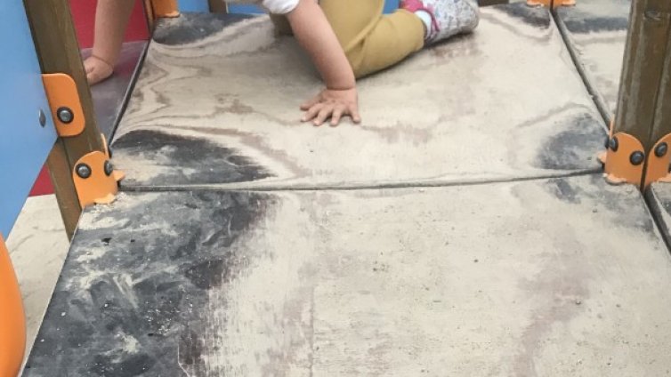 Счупени тротоари, детски площадки: Куп нередности в Helpbook.info