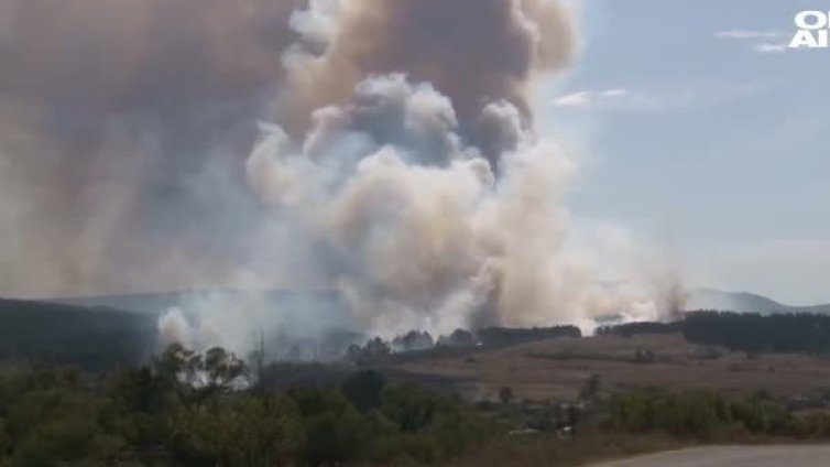 Пожарникари още се борят с огъня край Горно Черковище
