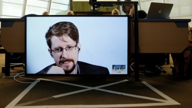 Сноудън иска убежище във Франция, чака решението на Макрон 