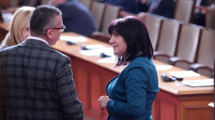 Караянчева благодари на лекарите от болницата в Шумен