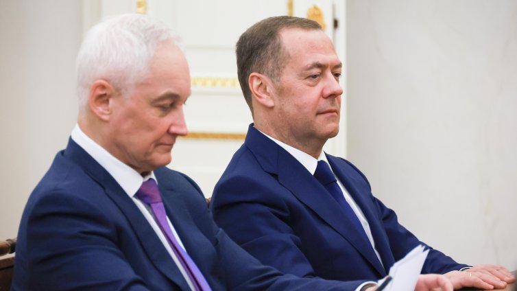 Медведев към Зеленски: "Вонящият негодник" се опитва да провали мира