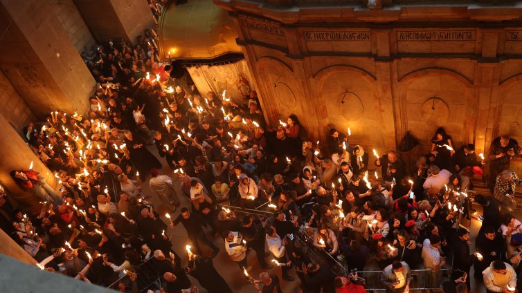 В кадър: Благодатният огън слезе в Йерусалим