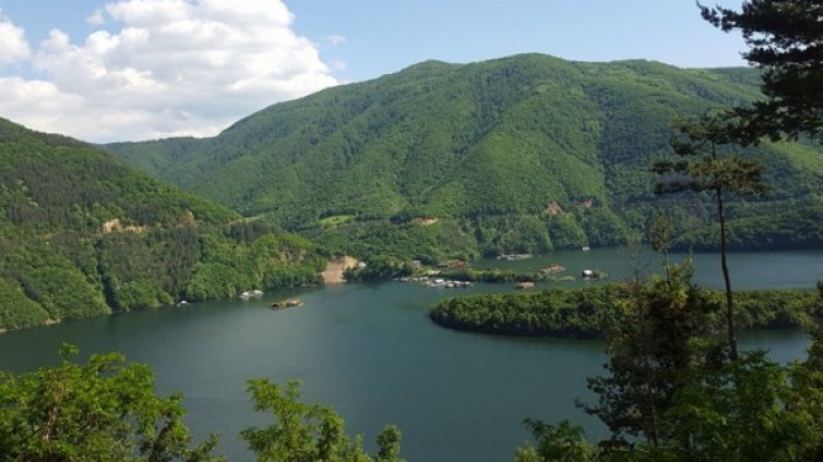 Утре пак топло, иде студен фронт след сряда