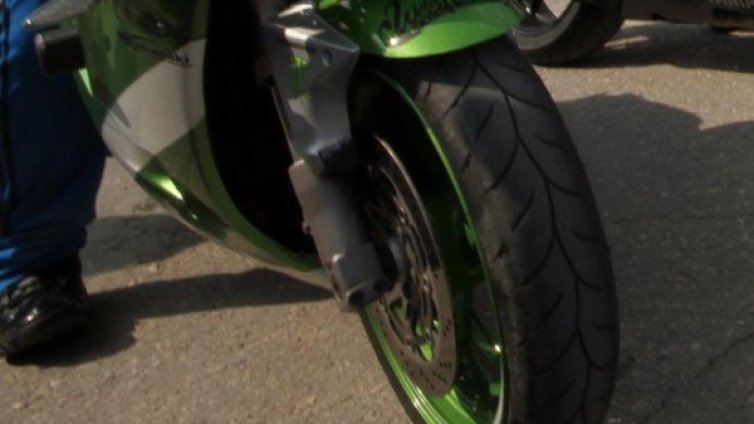 Моторист не спря за проверка, блъсна полицай и колата му