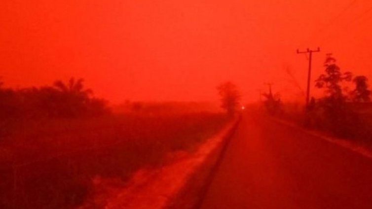"Това не е Марс, а Ямби..." – небето в Индонезия стана кърваво червено