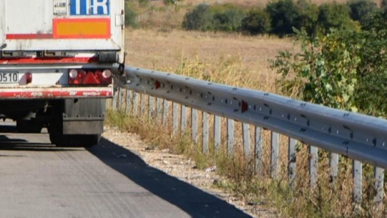 ТИР самокатастрофира на "Тракия", водачът загина